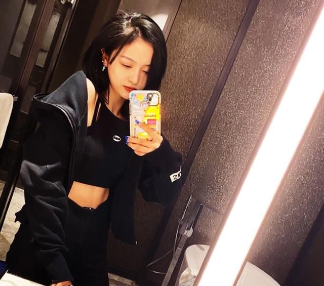 吴宣仪身穿黑色吊带露脐装,黑色短发又a又飒,马甲线格外抢镜!