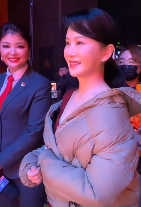 付笛生演出再唱经典,任静站台下一脸宠溺,儿子颜值出众是总裁