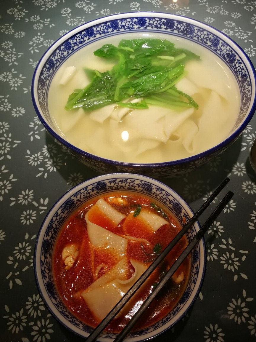 蘸水面可谓是陕西汉族有名的小吃,以面条白薄而筋光,油汪而蒜辣香