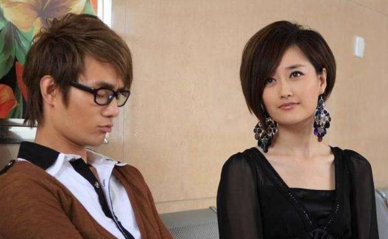 毕业后,凭借芒果台爆款剧《丑女无敌》中霸气强势,雷厉风行的苏蕾走红