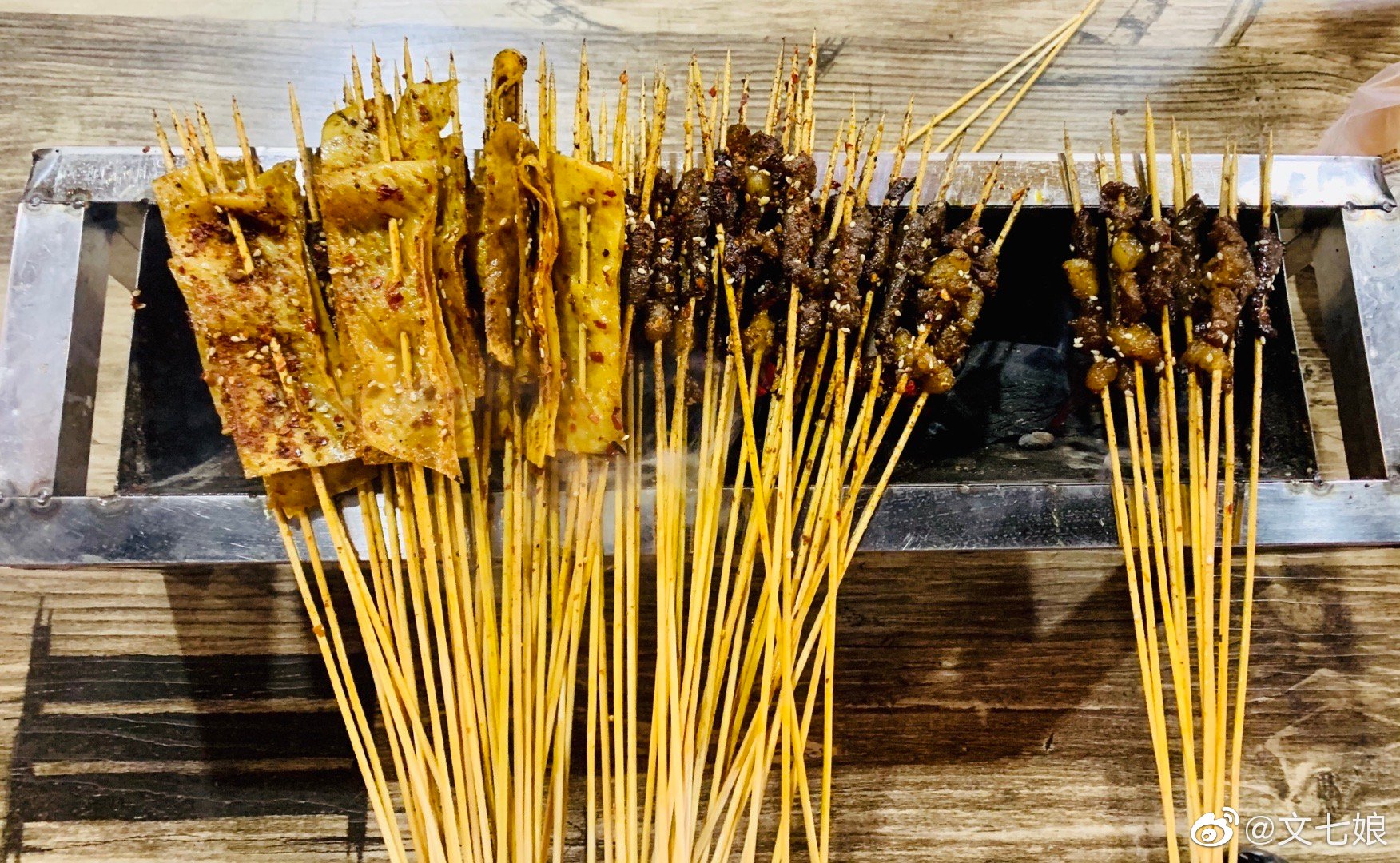 云南街上最常见的烧烤——昭通小肉串_高清图集_新浪网