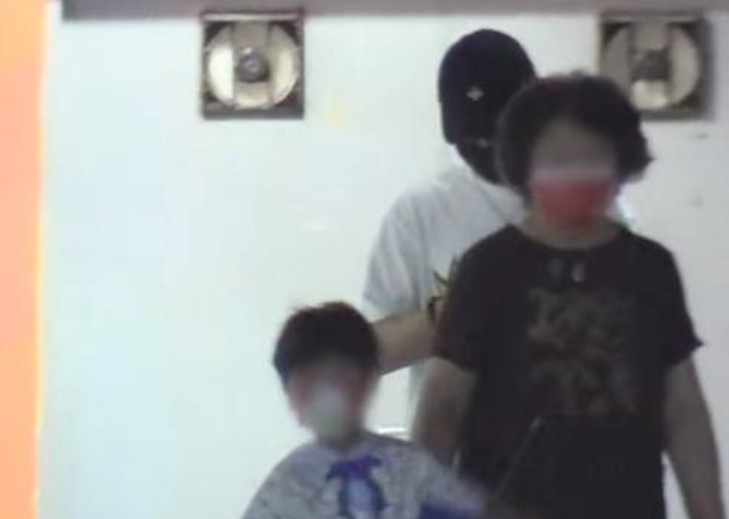 黄晓明全程心思不在儿子身上,一直低头看手机,曾被曝新恋情休闲区蓝鸢梦想 - Www.slyday.coM 黄晓明全程心思不在儿子身上,一直低头看手机,曾被曝新恋情休闲区蓝鸢梦想 - Www.slyday.coM