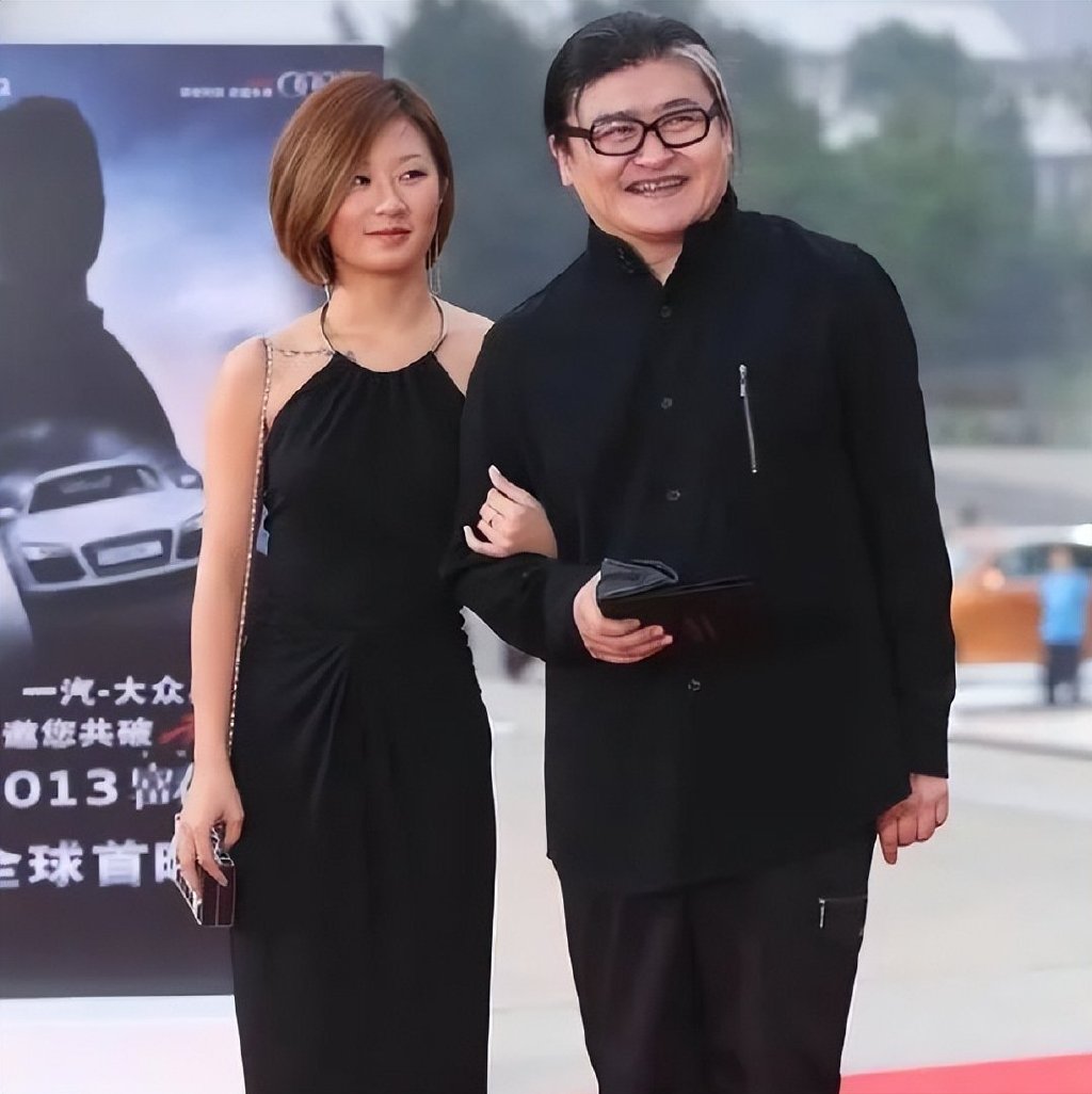 60岁刘欢现身红毯，五官长相多年未变，一旁女儿陪伴左右好温馨！