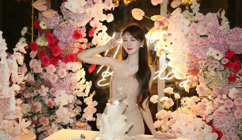 黄晓明全程心思不在儿子身上,一直低头看手机,曾被曝新恋情休闲区蓝鸢梦想 - Www.slyday.coM 黄晓明全程心思不在儿子身上,一直低头看手机,曾被曝新恋情休闲区蓝鸢梦想 - Www.slyday.coM