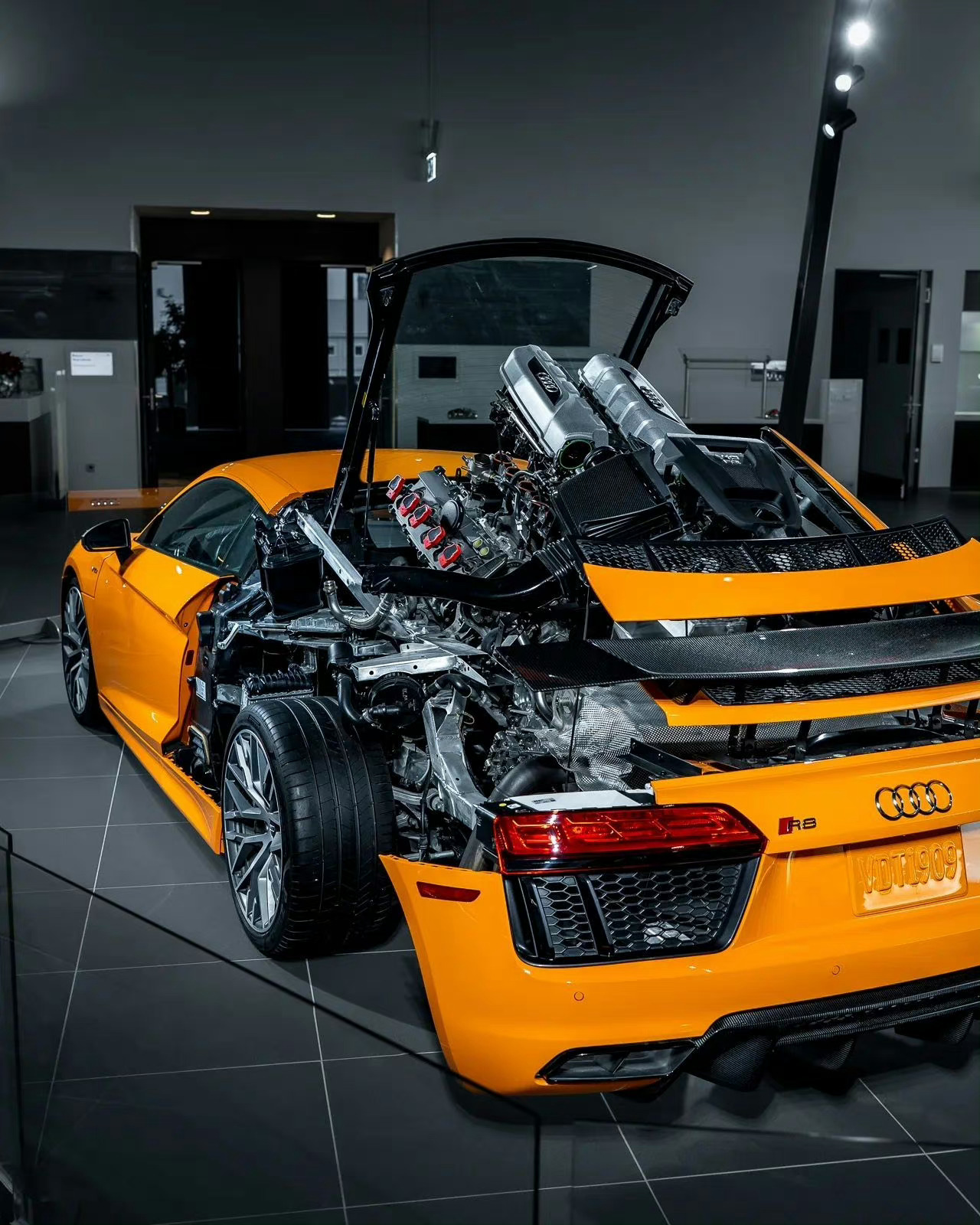 5.2L V10 NA Beast Audi R8 V10 Plus 机械之美 by ML Momentum__财经头条