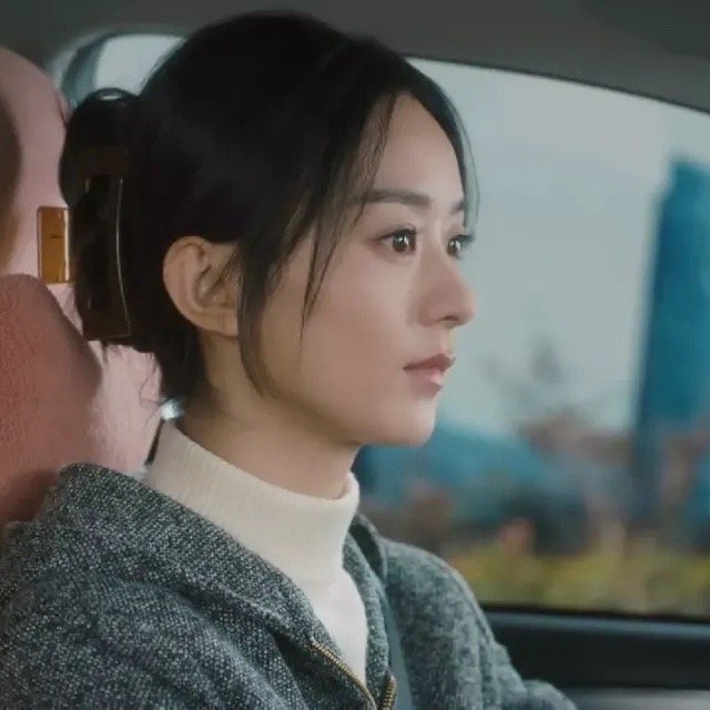 赵丽颖演开车戏很真实会左右看后视镜不会转头跟副驾驶说话