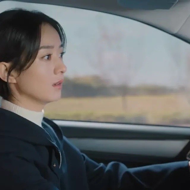 赵丽颖演开车戏很真实会左右看后视镜不会转头跟副驾驶说话