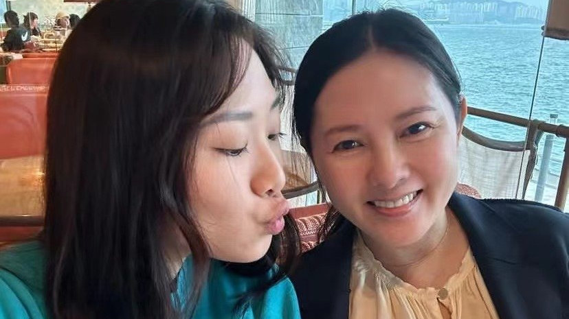 57岁李丽珍晒庆生照，身材发福走样，25岁女儿出镜继承妈妈高颜值|许倚榕|影坛|母亲|蛋糕|母女_新浪新闻
