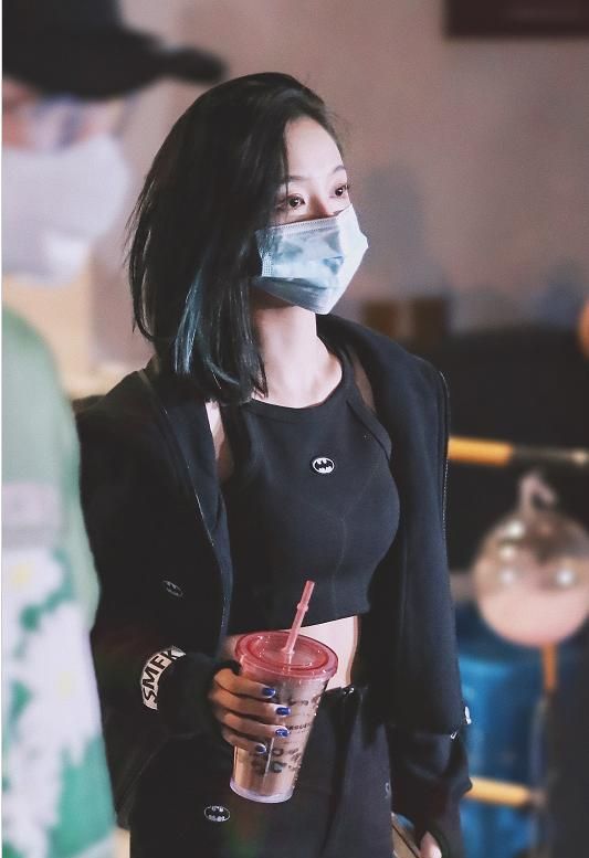 吴宣仪身穿黑色吊带露脐装,黑色短发又a又飒,马甲线格外抢镜!