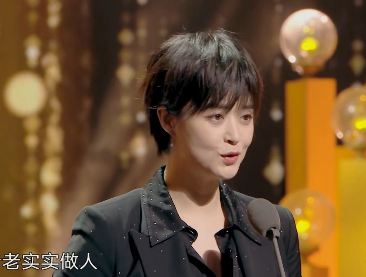 蒋欣穿着一身黑色的西服,发型是一头非常干练的黑色短发,看起来还年轻