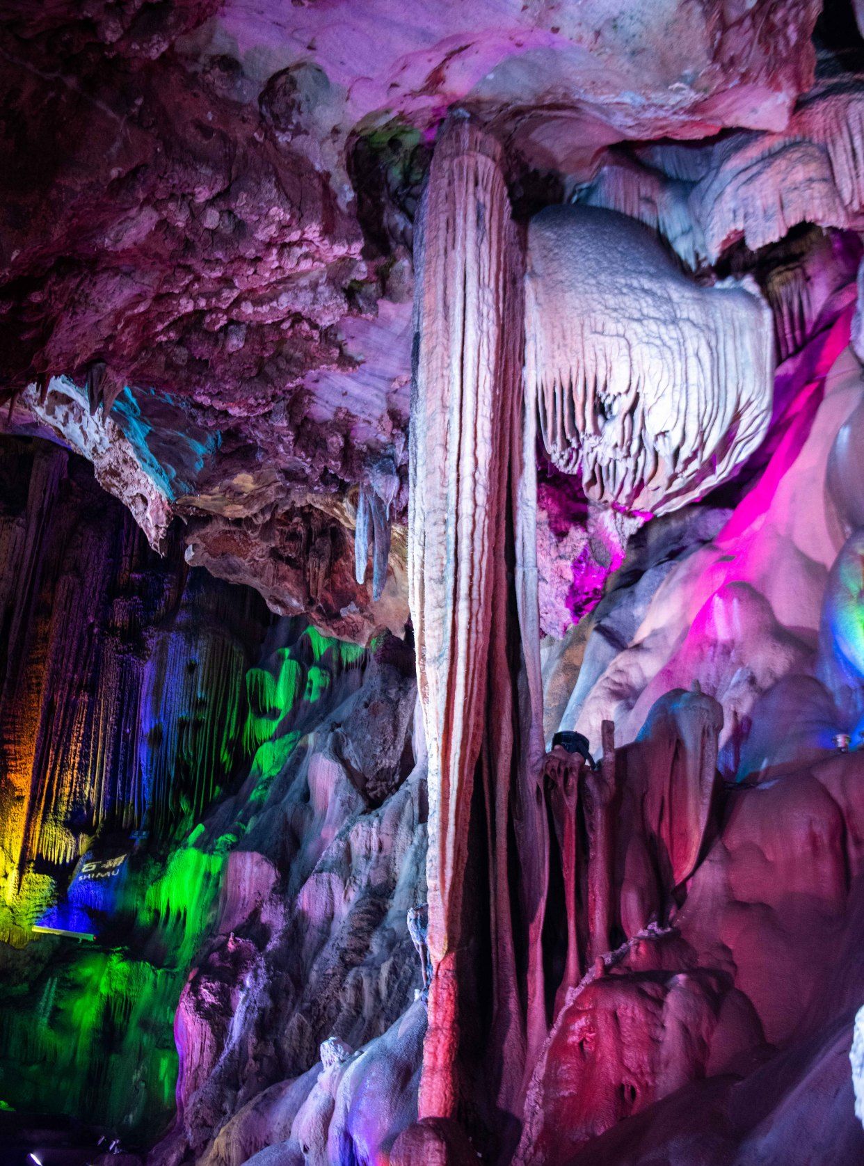 广东超奇幻的洞中旅行,已有一亿七千多万年历史,你想去看吗?