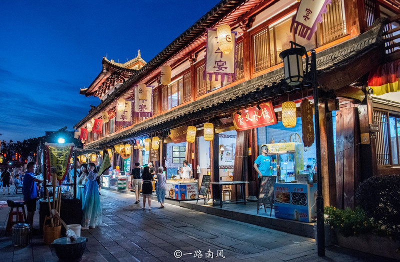 曾经是宋代赣州城的公共中心,如今看到的建筑群保留了浓郁的宋代特色