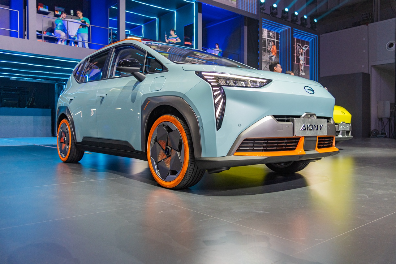 aion y在外观上进行了大胆的尝试,并未完全搬运家族化设计.