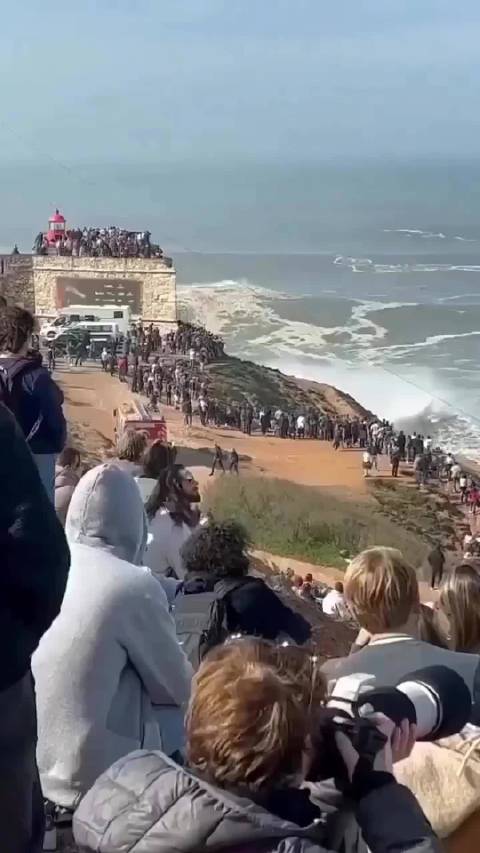 葡萄牙纳扎雷巨大海浪的震撼景象😊|欧洲旅行_新浪新闻