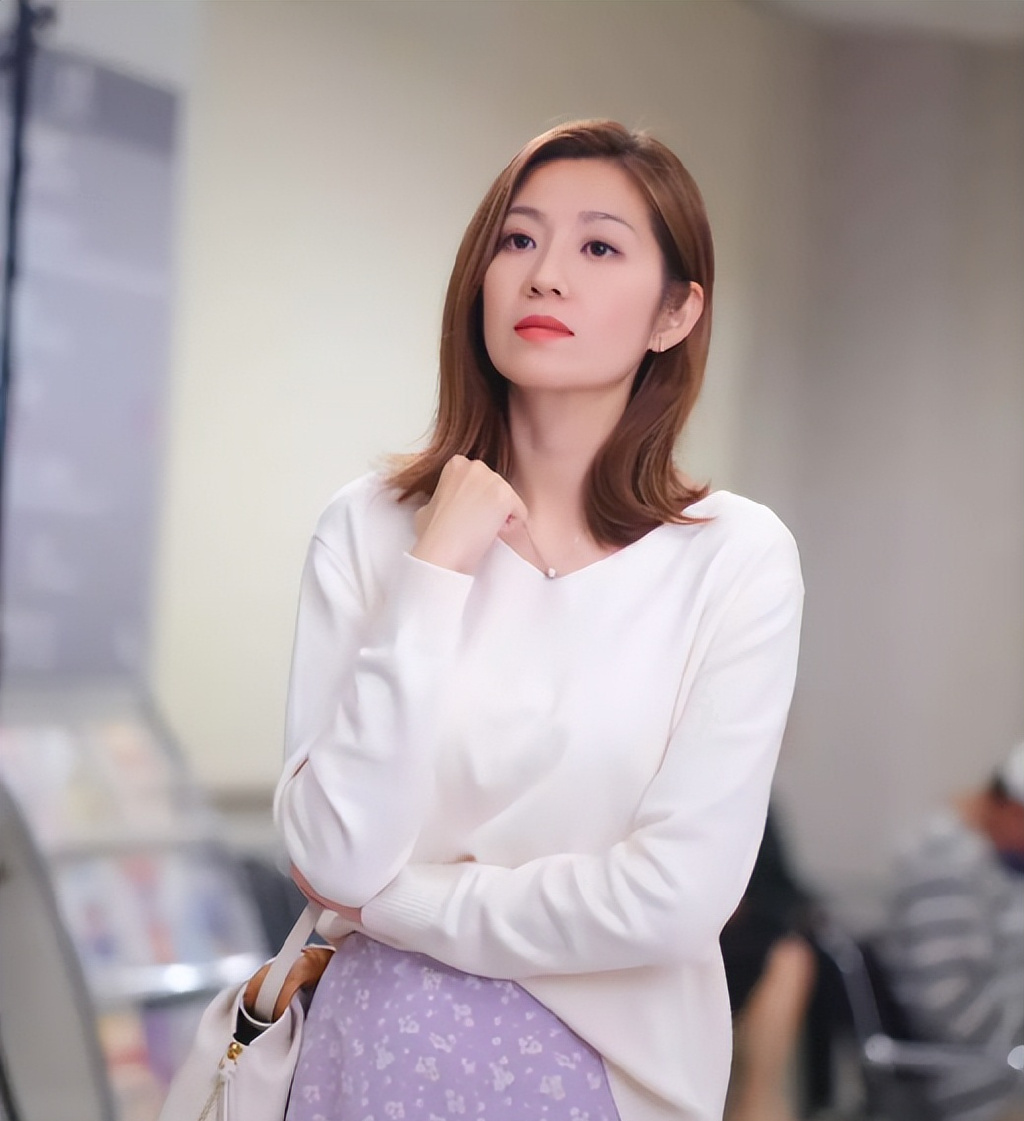 tvb花旦陈自瑶大晒性感沙滩照网友赞少女感十足