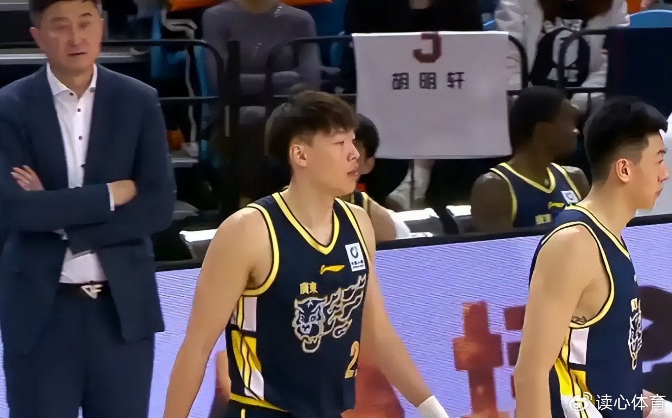 广东前锋膝盖受伤,周琦缺席战新疆,深圳换帅,郭艾伦无限期休战|新疆|周琦|郭艾伦