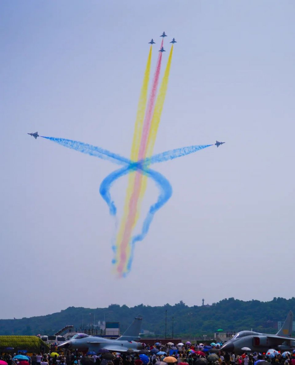 空军飞行表演队拉彩烟为祖国庆生!|彩烟|庆生|空军_新浪新闻