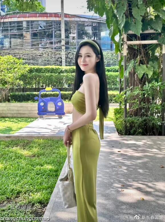 与汪小菲官宣分手后,张颖颖晒性感美照大秀好身材
