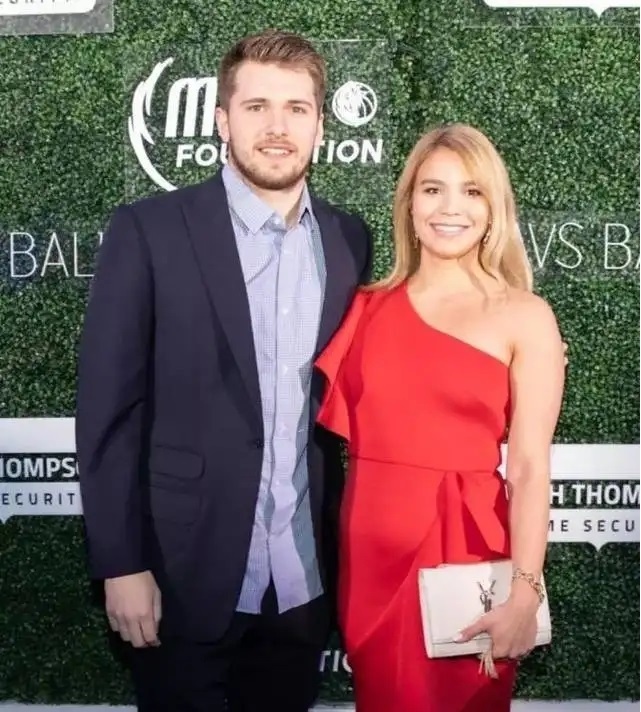 nba人生赢家东契奇年薪1017万拥金发女友身材颜值不输詹娜