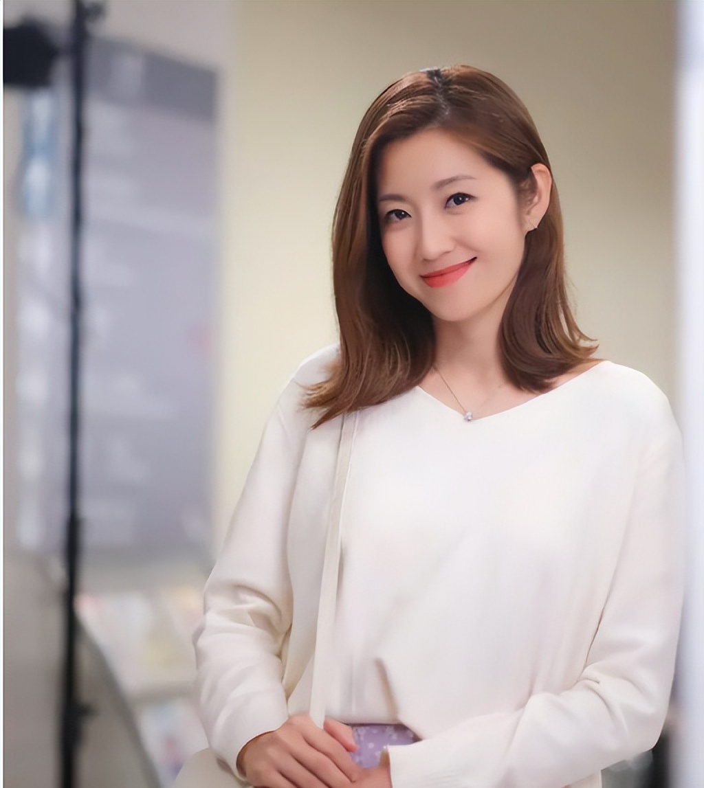 tvb花旦陈自瑶大晒性感沙滩照网友赞少女感十足