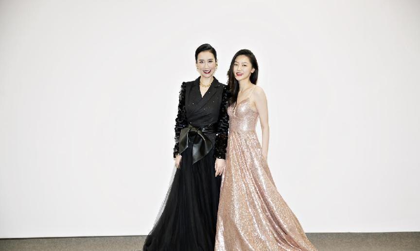 温峥嵘的美藏在气质里,条纹西装简约大气,红色显出高级女人味休闲区蓝鸢梦想 - Www.slyday.coM 温峥嵘的美藏在气质里,条纹西装简约大气,红色显出高级女人味休闲区蓝鸢梦想 - Www.slyday.coM