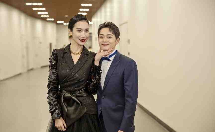 温峥嵘的美藏在气质里,条纹西装简约大气,红色显出高级女人味休闲区蓝鸢梦想 - Www.slyday.coM 温峥嵘的美藏在气质里,条纹西装简约大气,红色显出高级女人味休闲区蓝鸢梦想 - Www.slyday.coM