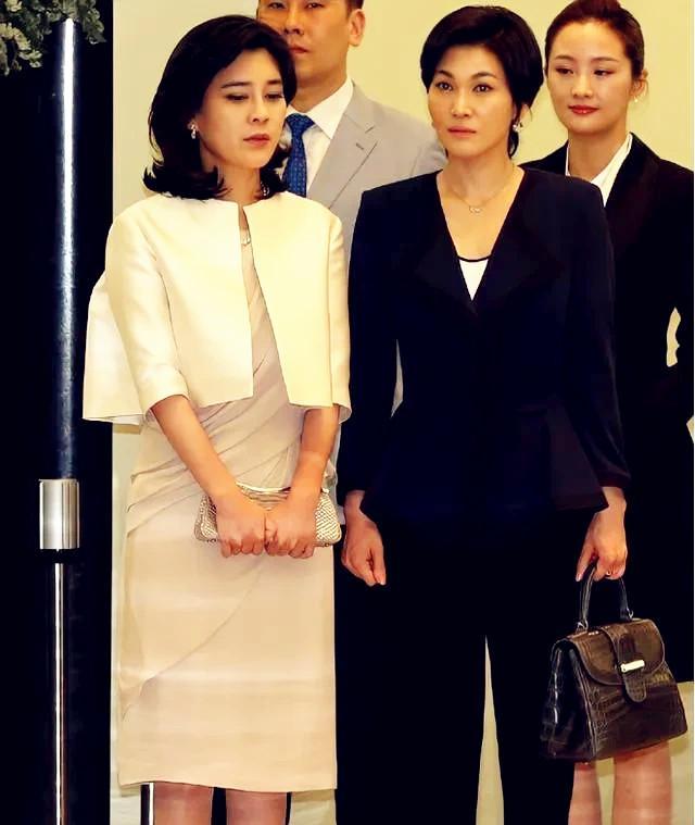 三星公主李富真瘦成纸片人,1.7万的西装还带锁扣,黑白极简也美