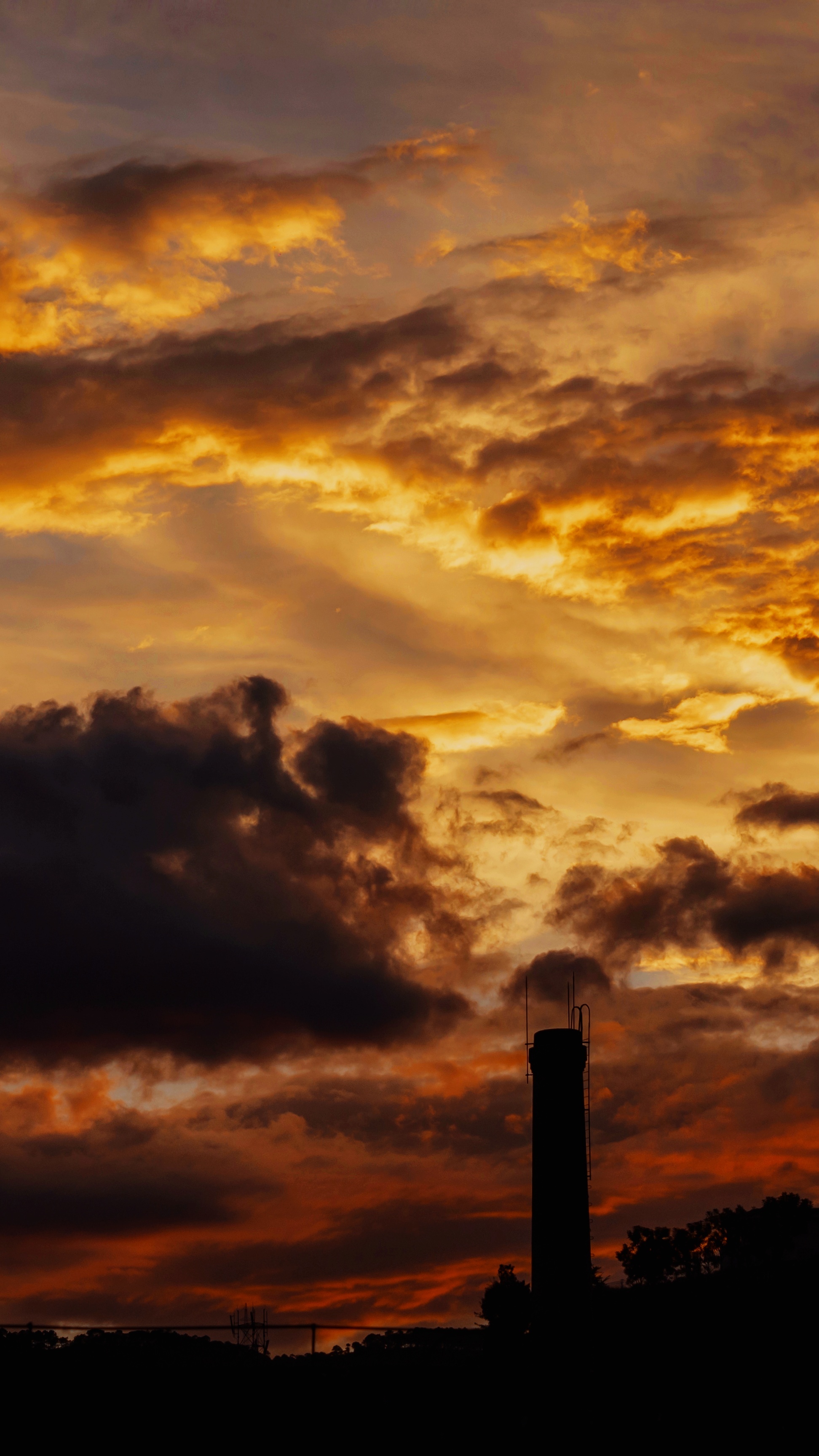 暮光四溢浓云欲坠似你蹁跹而来落在我心上