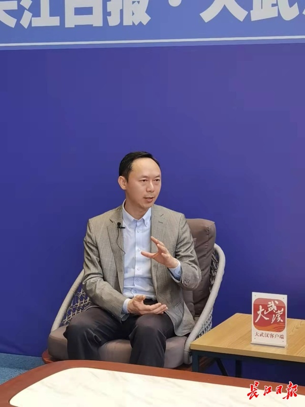 激光近视手术进入小高峰,专家:要看个人眼部条件,不必盲目追新|李新宇