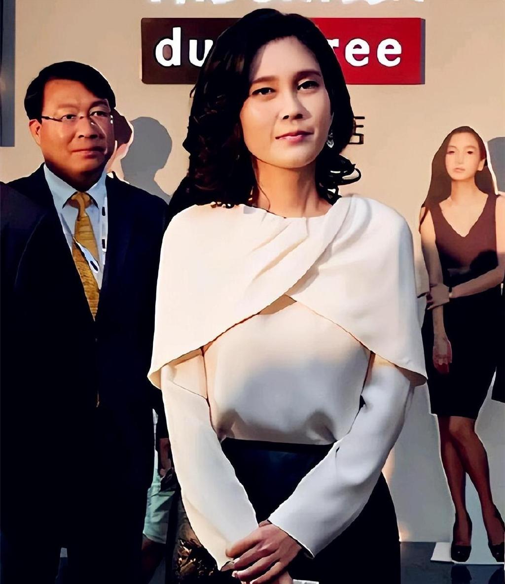 三星公主李富真瘦成纸片人,1.7万的西装还带锁扣,黑白极简也美