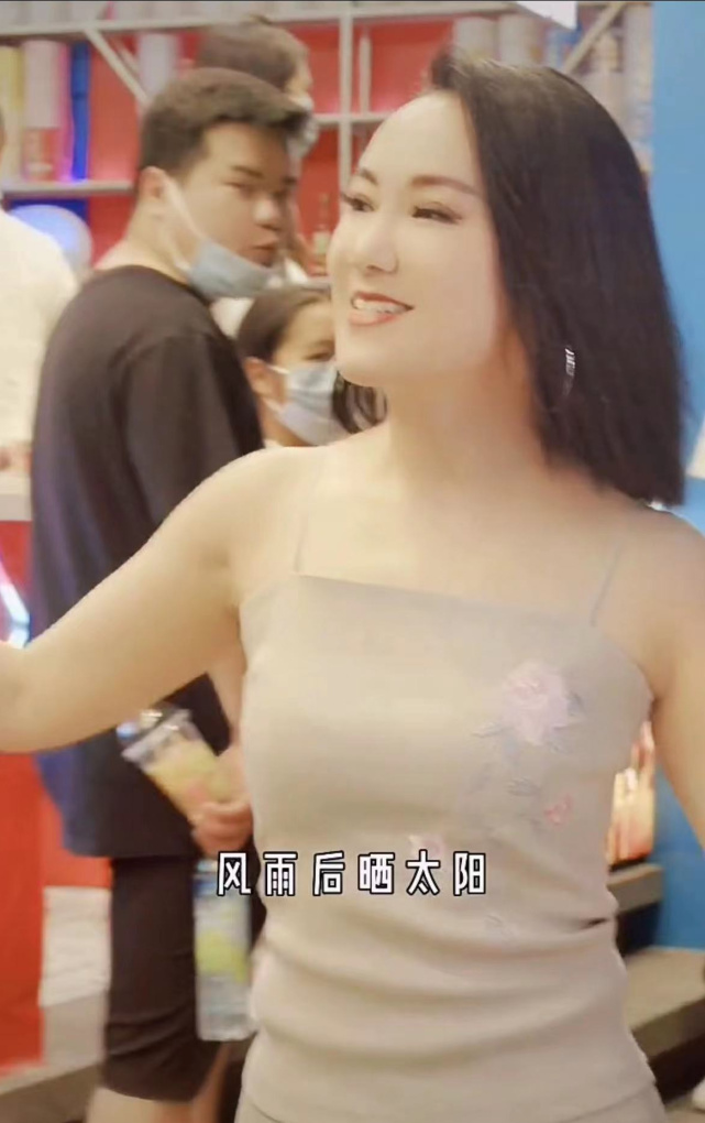 江南才女周艳泓，从玉女变街头网红，不服老却越活越“低廉”！休闲区蓝鸢梦想 - Www.slyday.coM