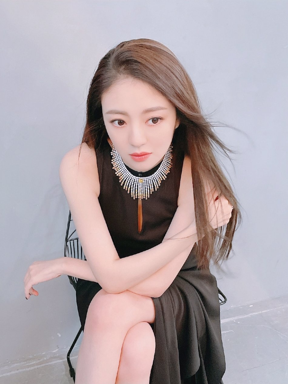 安以轩长发飘飘温婉知性 高跟鞋开叉连衣裙气场十足