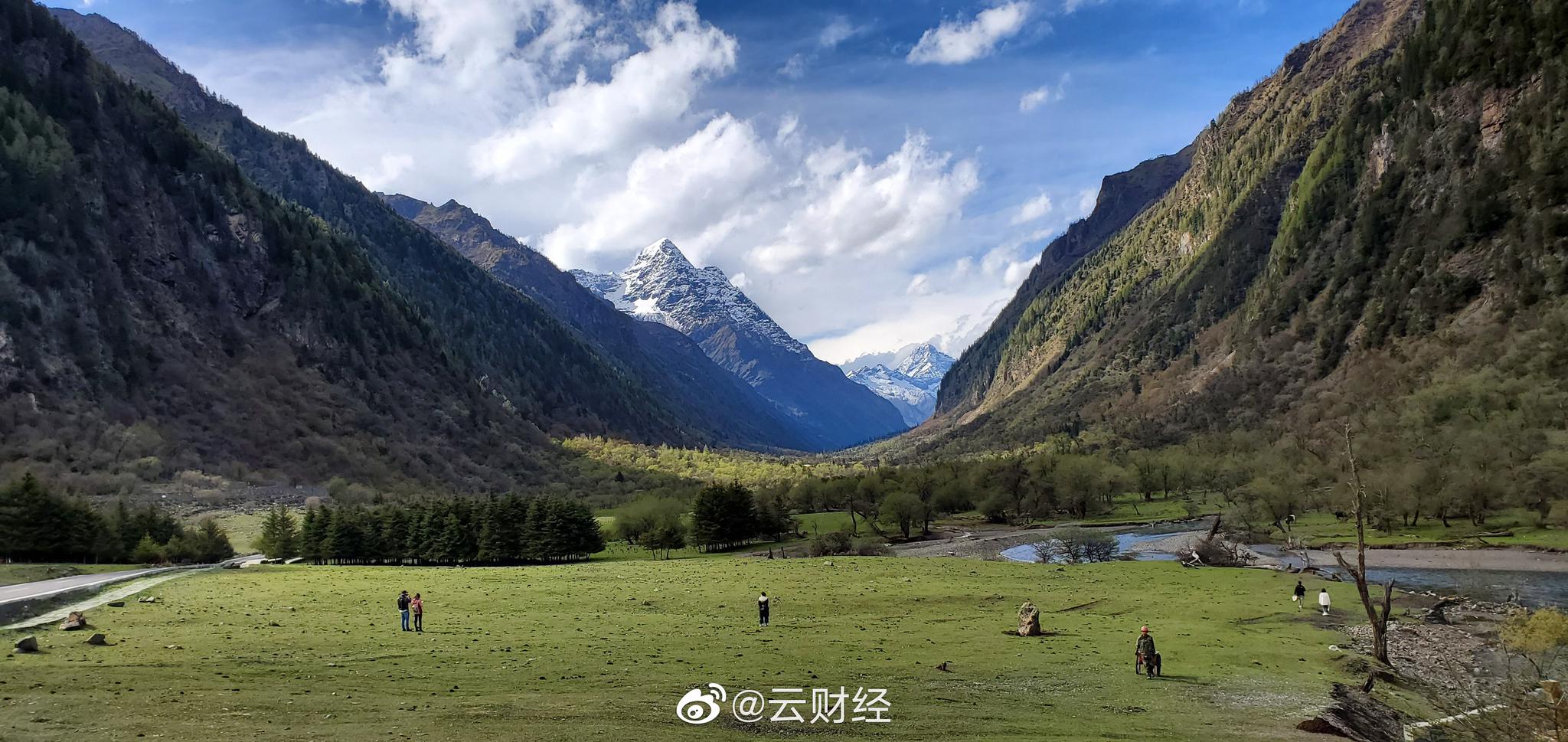 四川西部,北部的山脉确实壮观