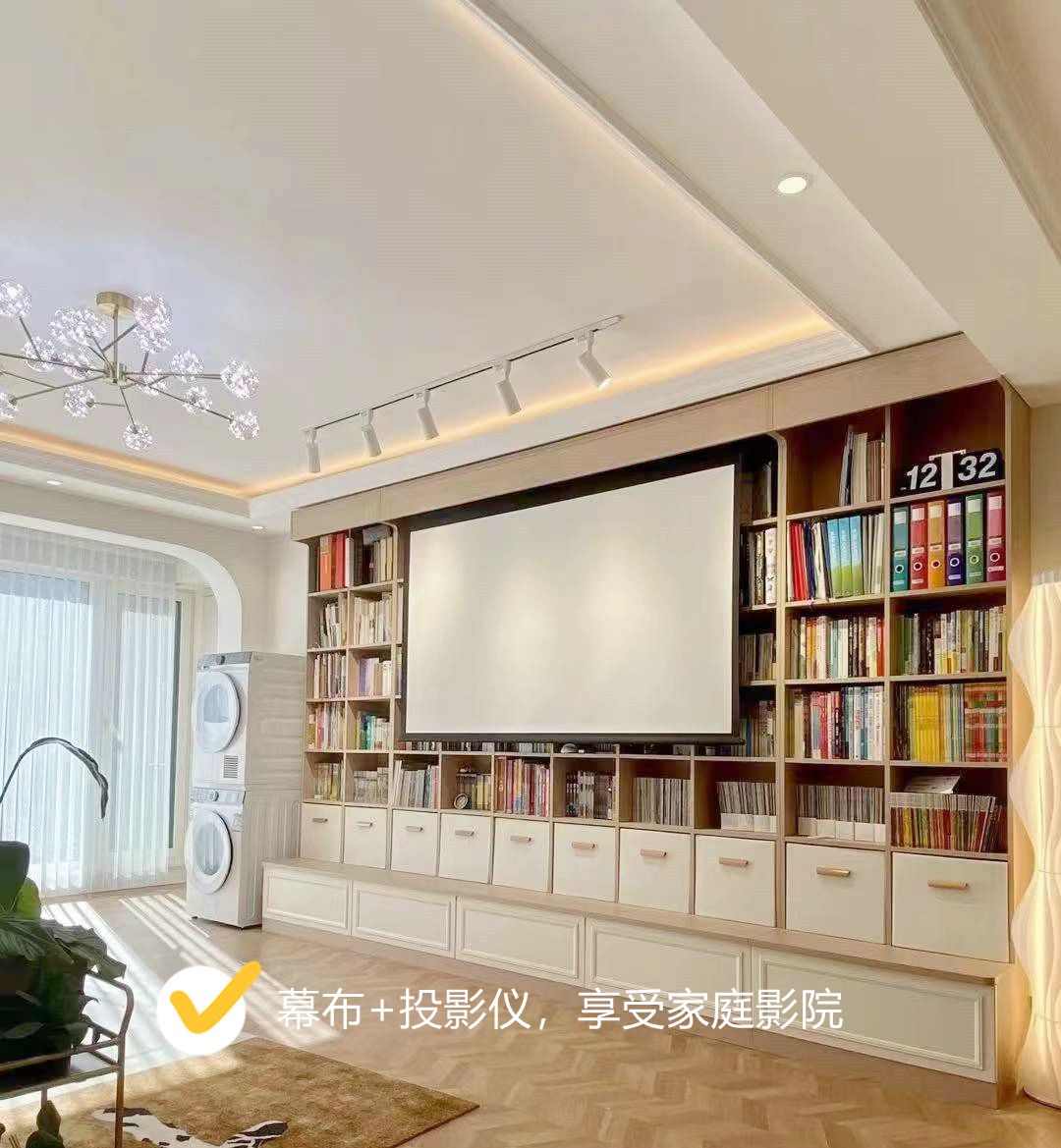 虽然客厅没有电视机,但是安装了伸缩的幕布和投影仪.