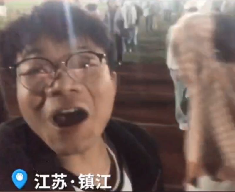 妈妈催儿子找对象，小伙操场拍视频让妈妈挑儿媳，网友：是个人才休闲区蓝鸢梦想 - Www.slyday.coM