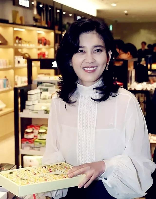 三星公主李富真瘦成纸片人,1.7万的西装还带锁扣,黑白极简也美