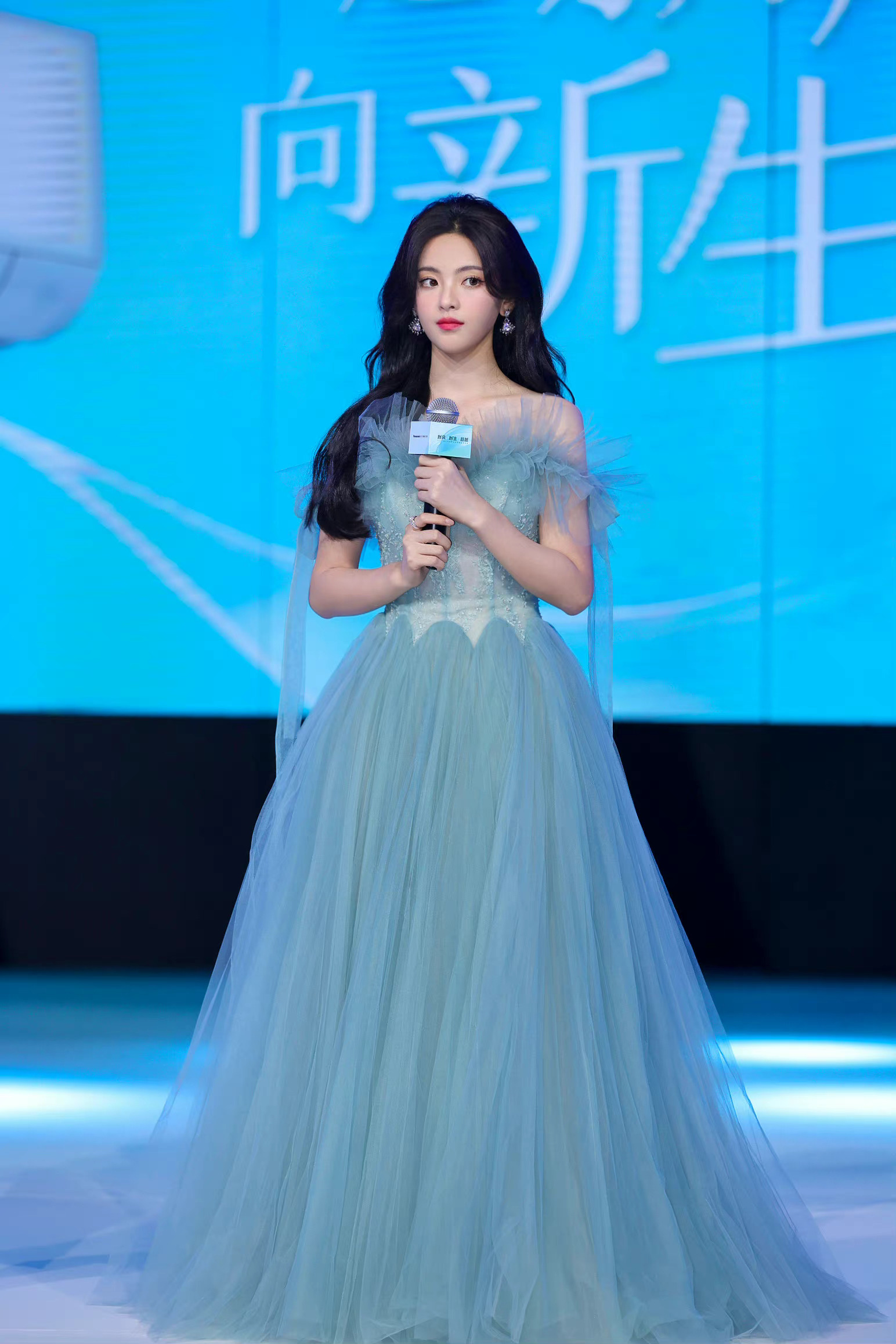 杨超越蓝色礼服美绝了,生图也很抗打……__财经头条