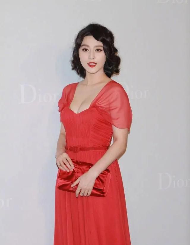 范冰冰穿红裙女人味十足复古卷发也不显老
