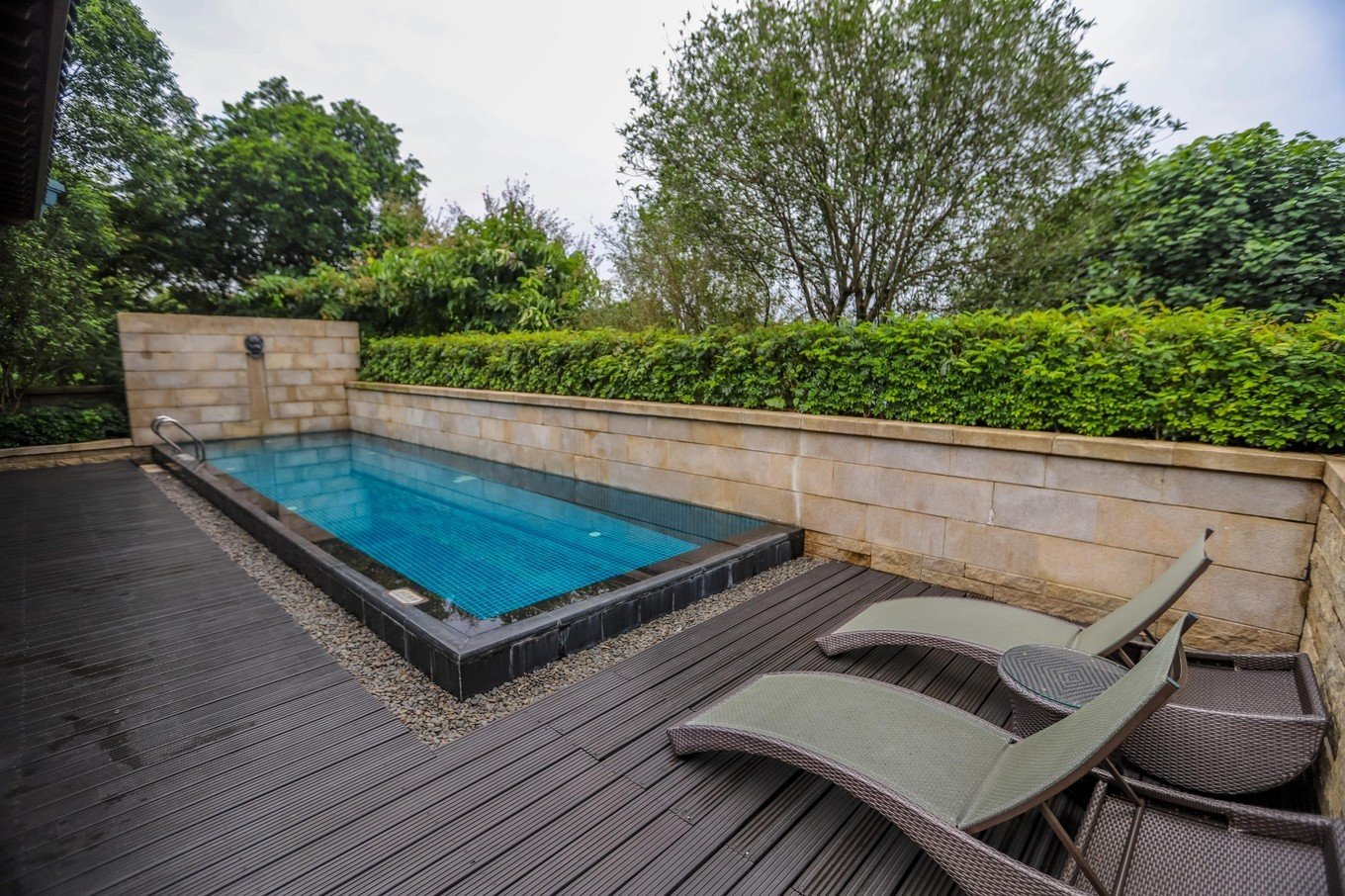 还有配置沙滩椅.别墅每个房间都有一个户外温泉池.