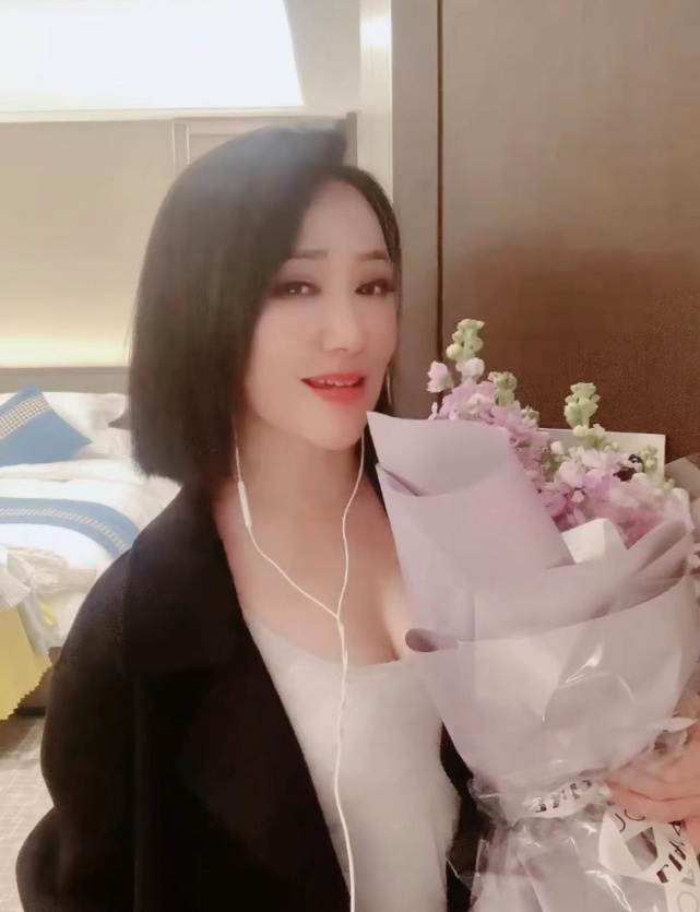 江南才女周艳泓，从玉女变街头网红，不服老却越活越“低廉”！休闲区蓝鸢梦想 - Www.slyday.coM