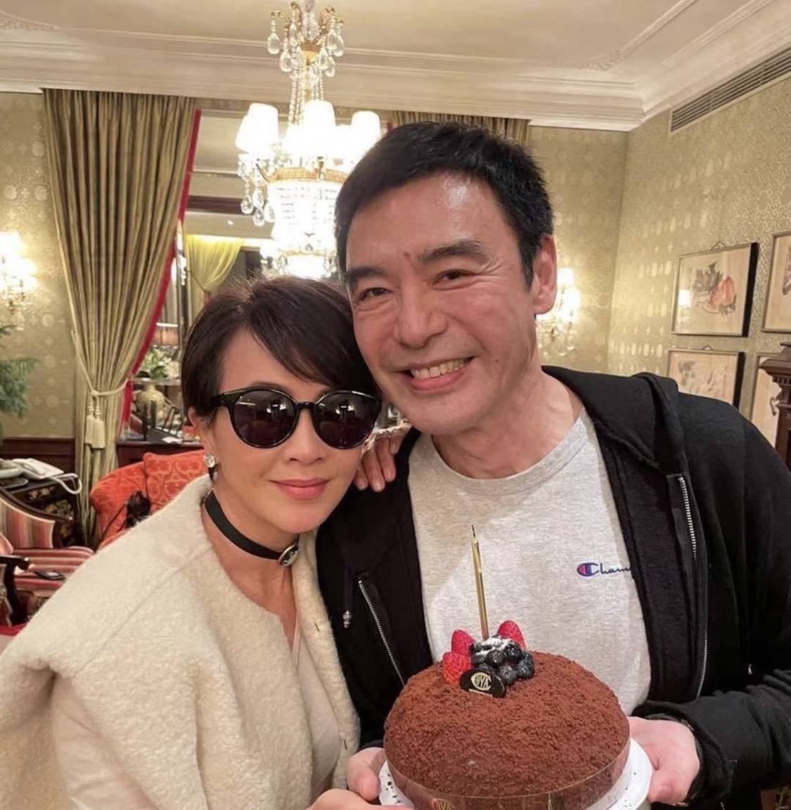 老戏骨钟镇涛生日获黄景瑜现场送祝福曾历事业低谷幸得妻子支持