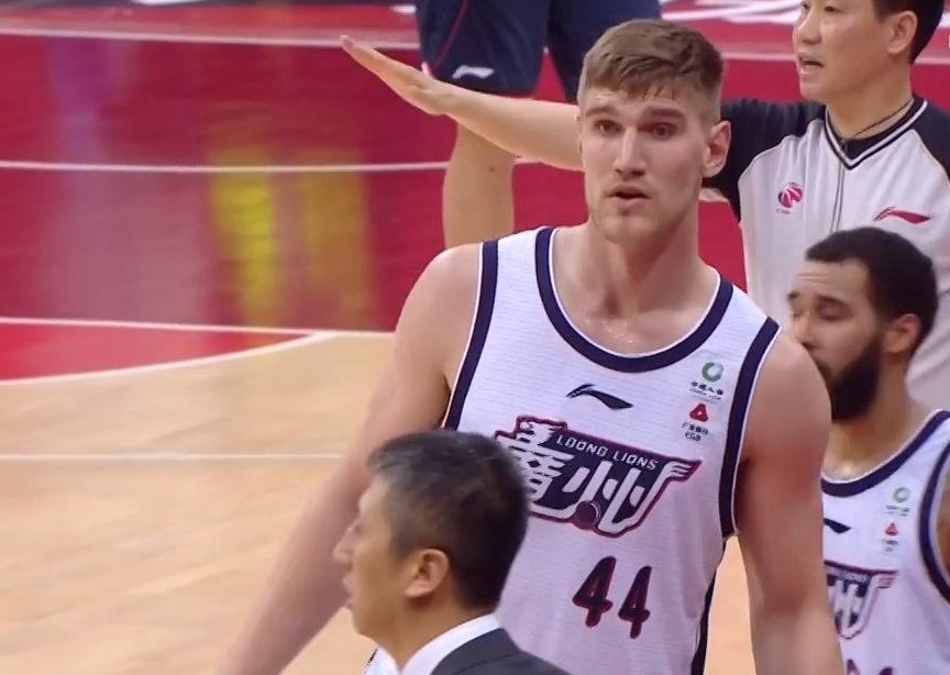 双方都做了换人调整,广东男篮这边是5上5下,广州男篮则把哈斯换了上来