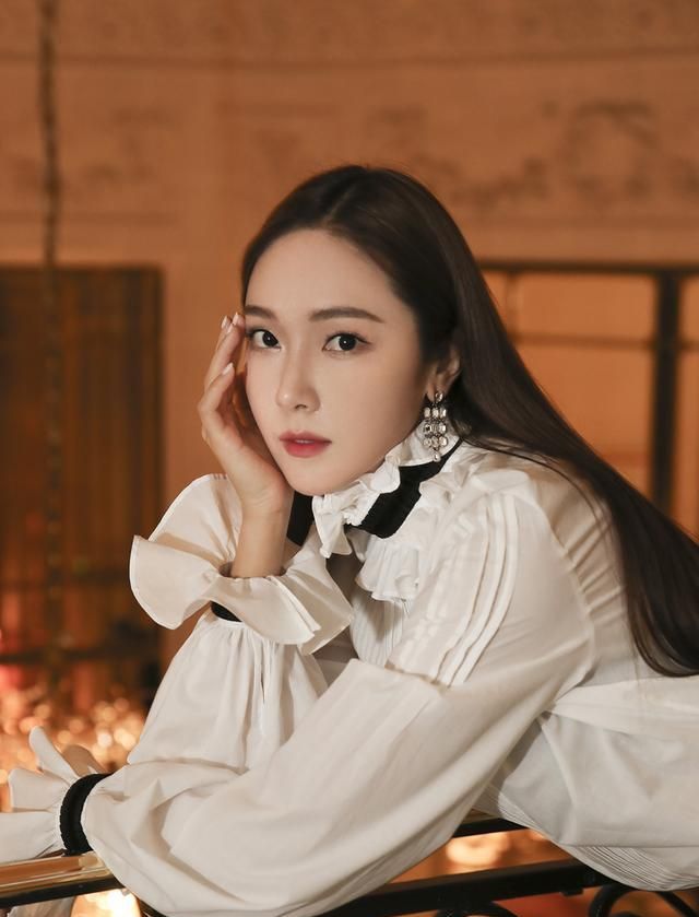 郑秀妍巴黎看秀,连换数套造型,尽显时尚名媛气质