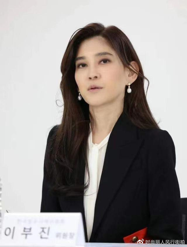 三星长公主陪LV总裁参观!穿掐腰西装造型封神,78岁妈妈更是优雅__财经头条