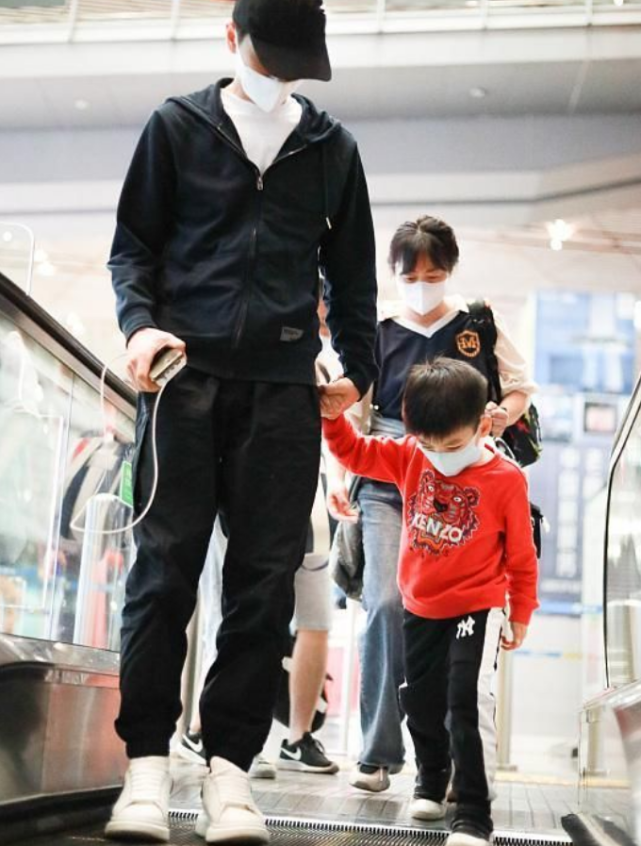 陈晓久违携儿子走机场,4岁小星星露正脸,口罩也挡不住帅气感