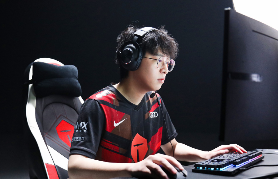 小鹏继续首发tes迎战weig更换新人ad迎战lng