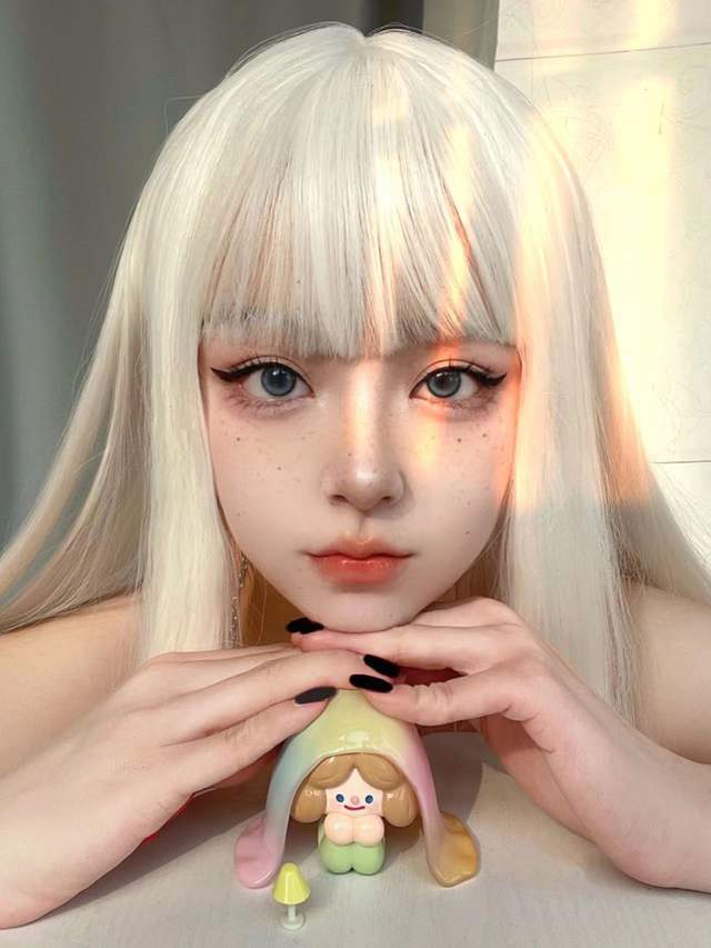 精灵系神秘白发美少女爆红全网秀黑发日常照秒变高中妹