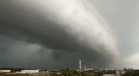 上海出现罕见弧状卷轴“怪云”，围墙般卷席而过，白昼暴雨如黑夜休闲区蓝鸢梦想 - Www.slyday.coM