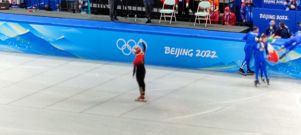 武大靖赛后哽咽：当我想放弃时，家人的鼓励和支持是我最大的动力休闲区蓝鸢梦想 - Www.slyday.coM