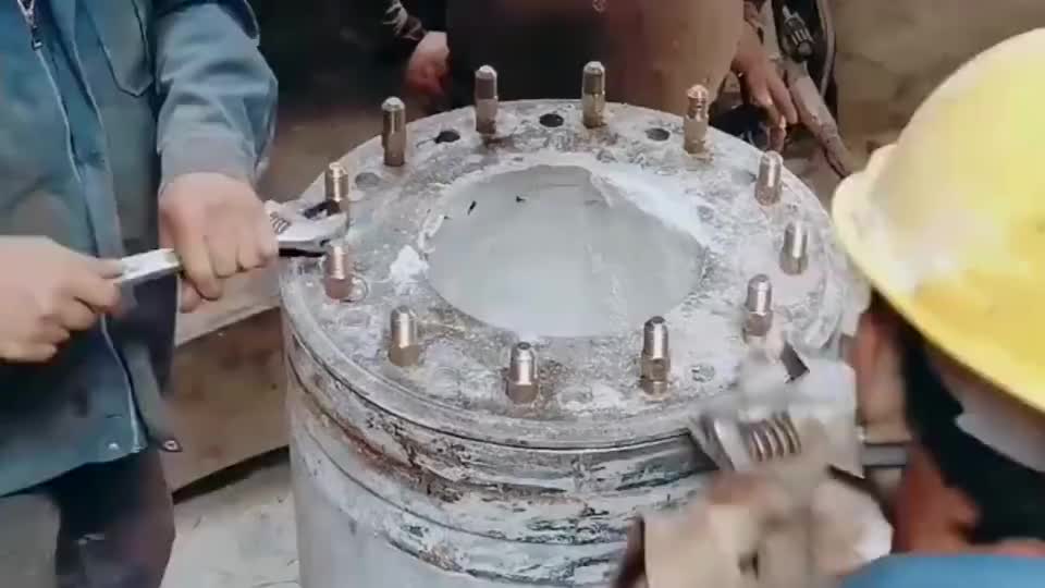 用扳手在桩上拧螺丝,干多年工地我还是第一次见